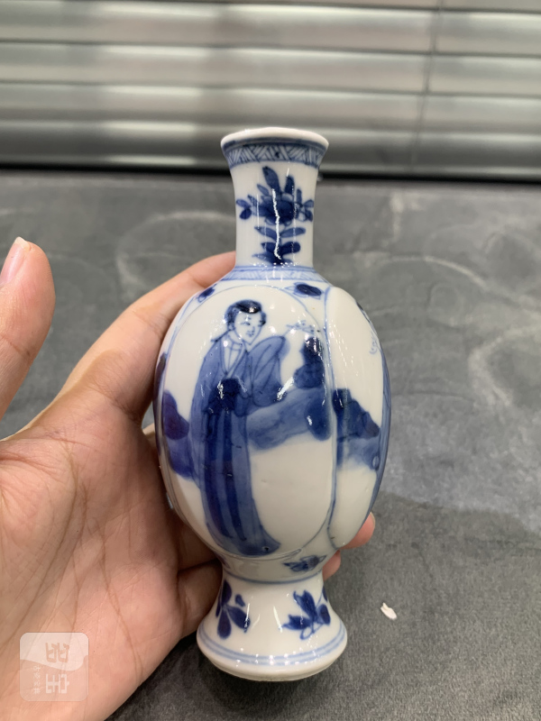 清康熙青花四美图瓜棱小瓶 - 图2